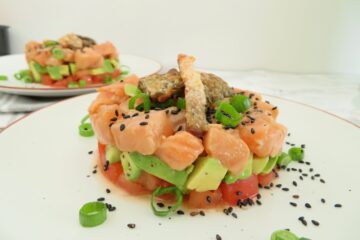 Salmon Tartare with Avocado and salmon skin-rootsandcook