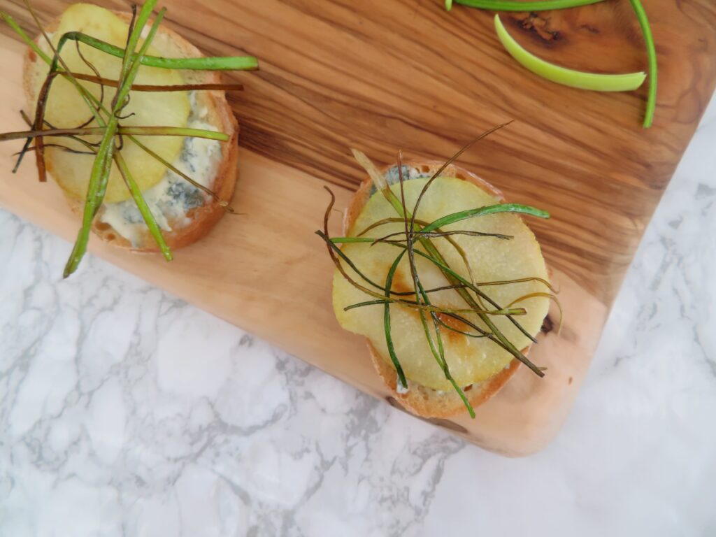 Blue Cheese Toast With Roasted Pear-rootsandcook