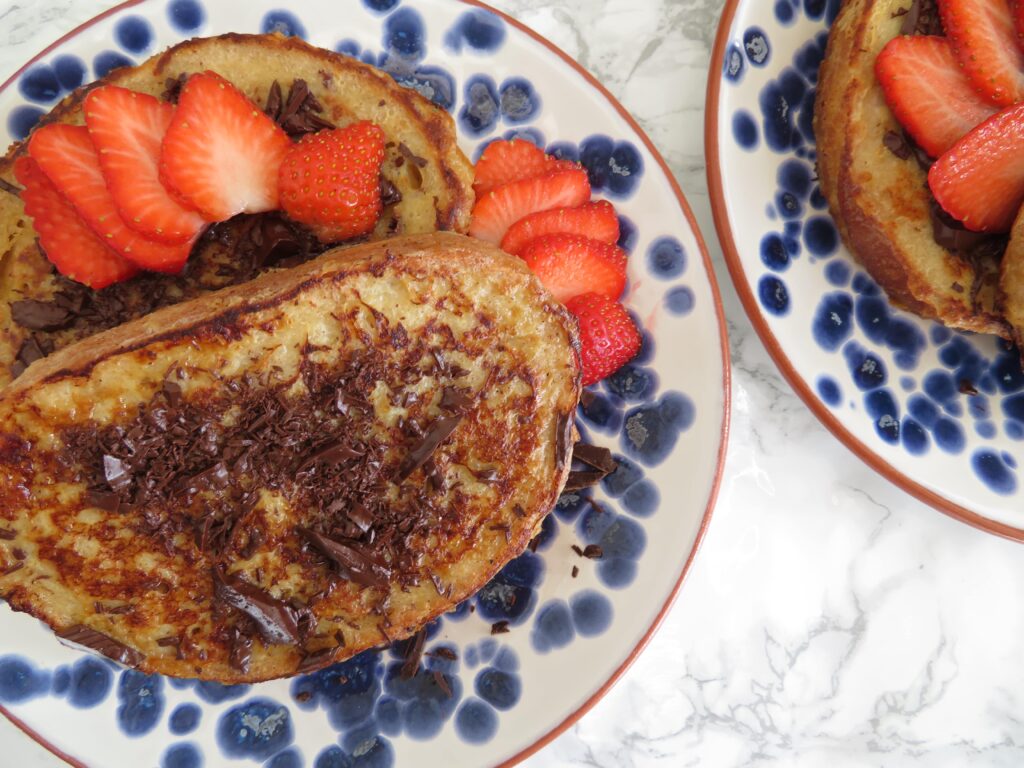 Easy French Toast with strawberries and chocolate-rootsandcook