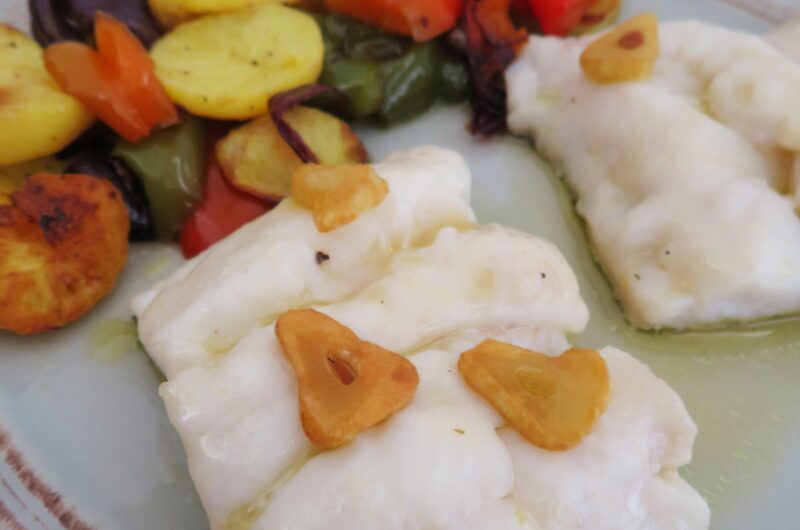 Oven-baked hake with roasted potatoes