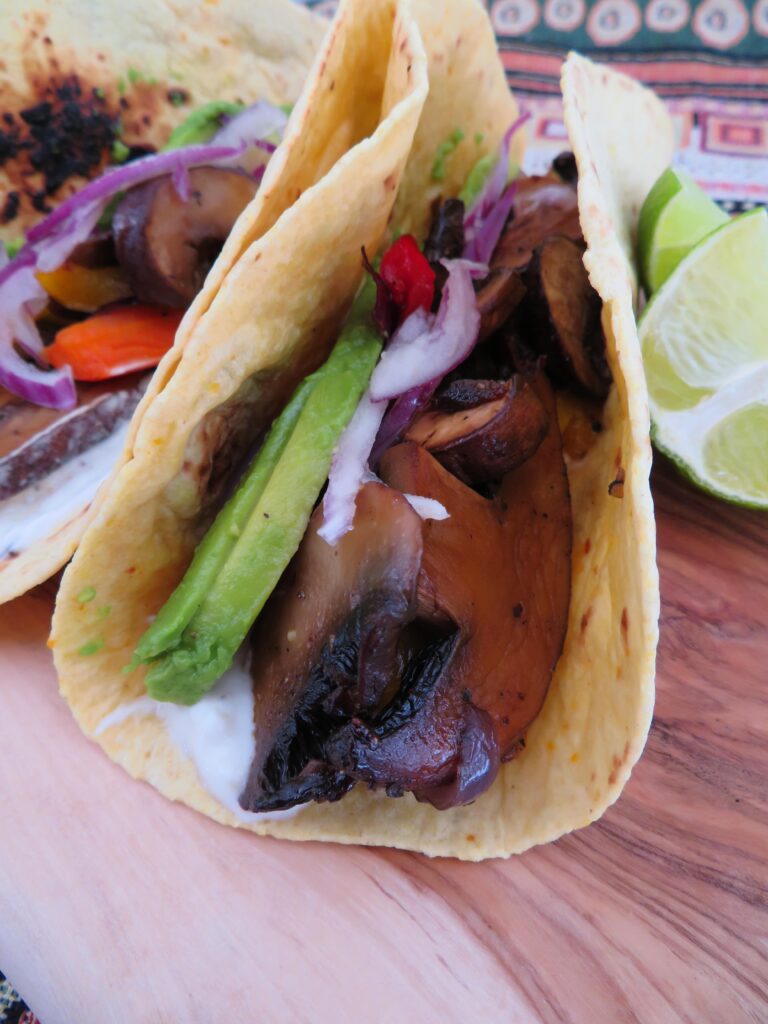 Tacos de setas portobello y verduras asadas - rootsandcook