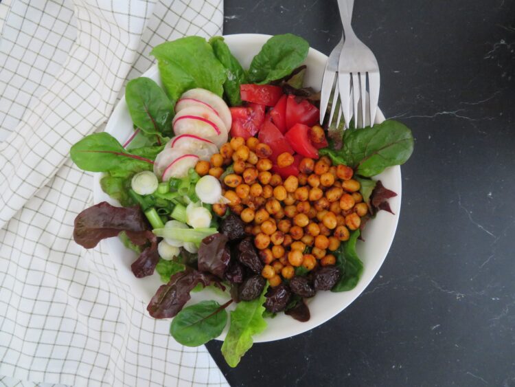 Salad with pan-fried crispy chickpeas-rootsandcook