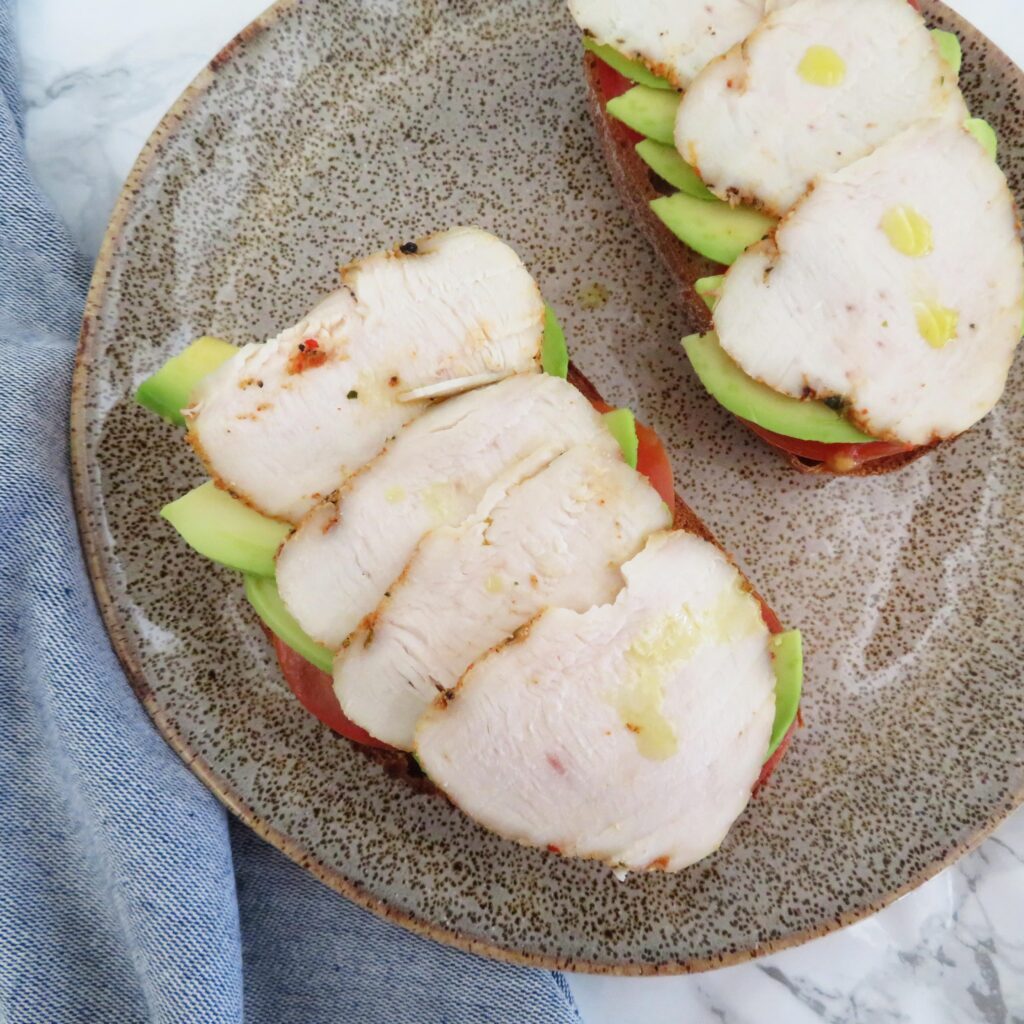 Fiambre de pollo en tostada con aguacate y tomate- Olla lenta-rootsandcook