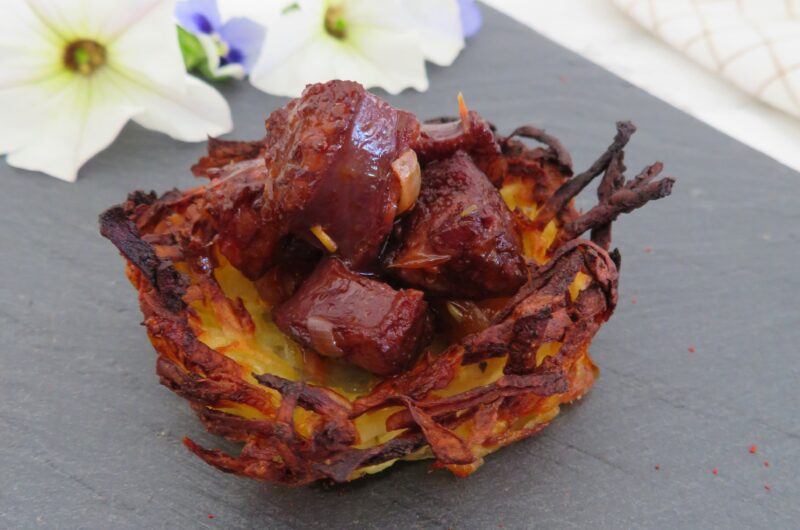 Chorizo al vino sobre nido de patata crujiente - Pintxo
