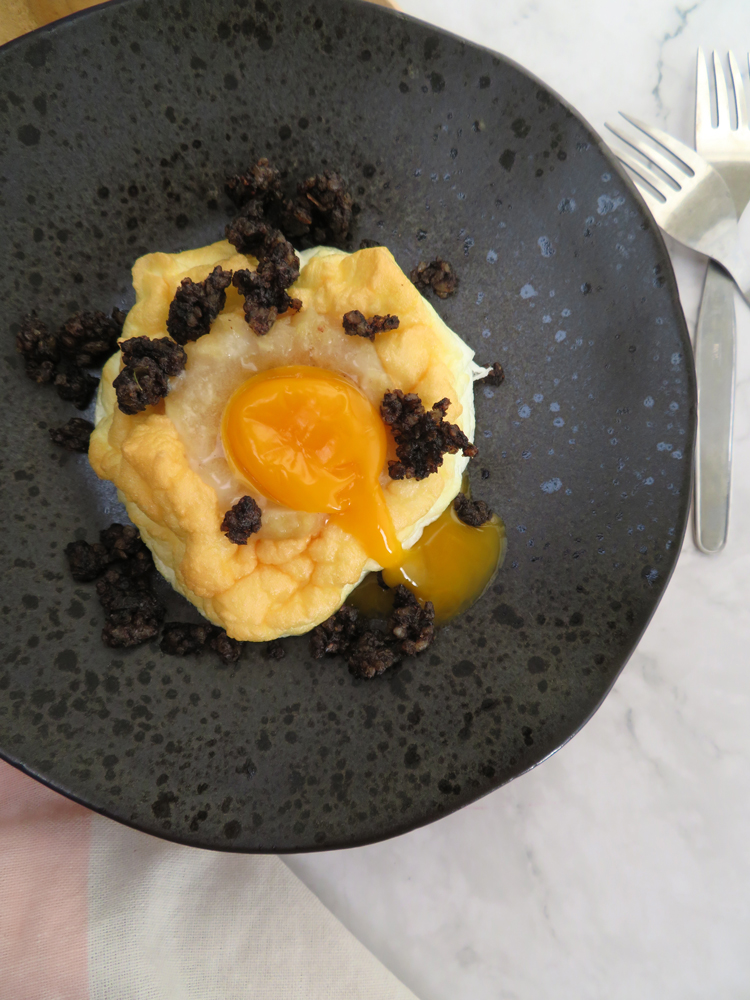 Huevos Nube con Puré de Manzana y Morcilla Crujiente