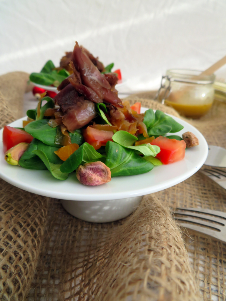 Ensalada templada de pato con cebolla caramelizada