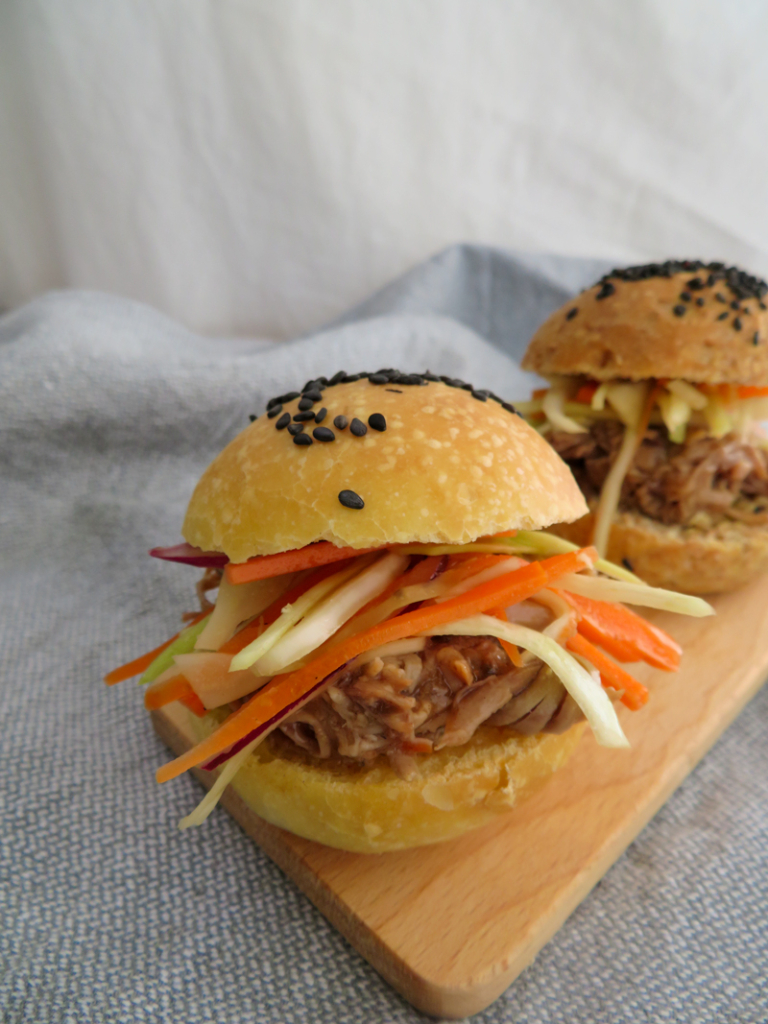 whole wheat burger bun with pulled turkey - bollito de hamburguesa integral con pavo desmechado