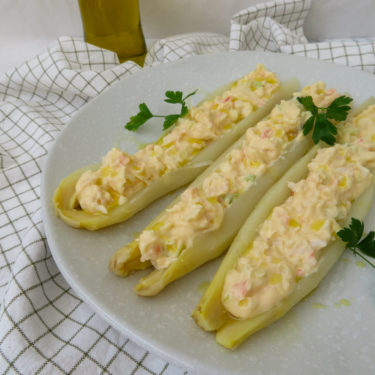 Espárragos rellenos de ensaladilla - RootsandCook