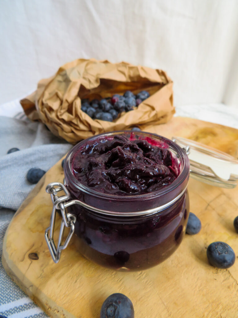 blueberry date jam on a jar - mermelada de arandanos y datiles en un tarro