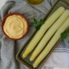 esparragos blancos con mayonesa-whiete asparagus with healthy mayonnaise served on a platter