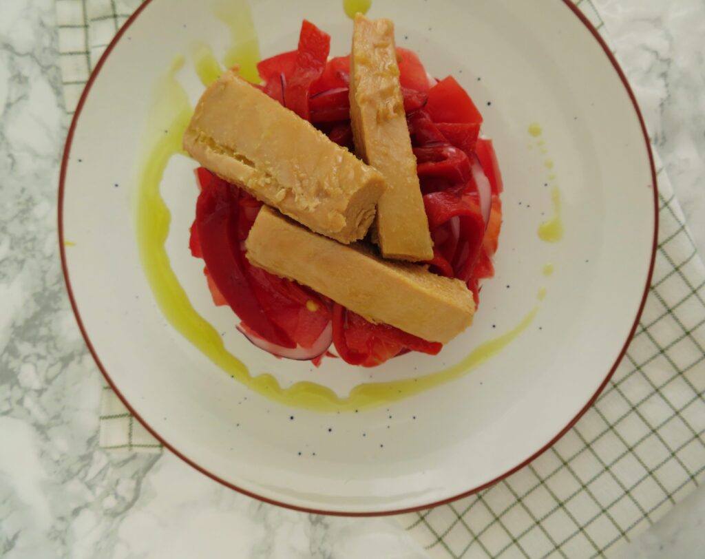 Bonito tomato piquillo salad - ensalada de bonito tomate piquillos