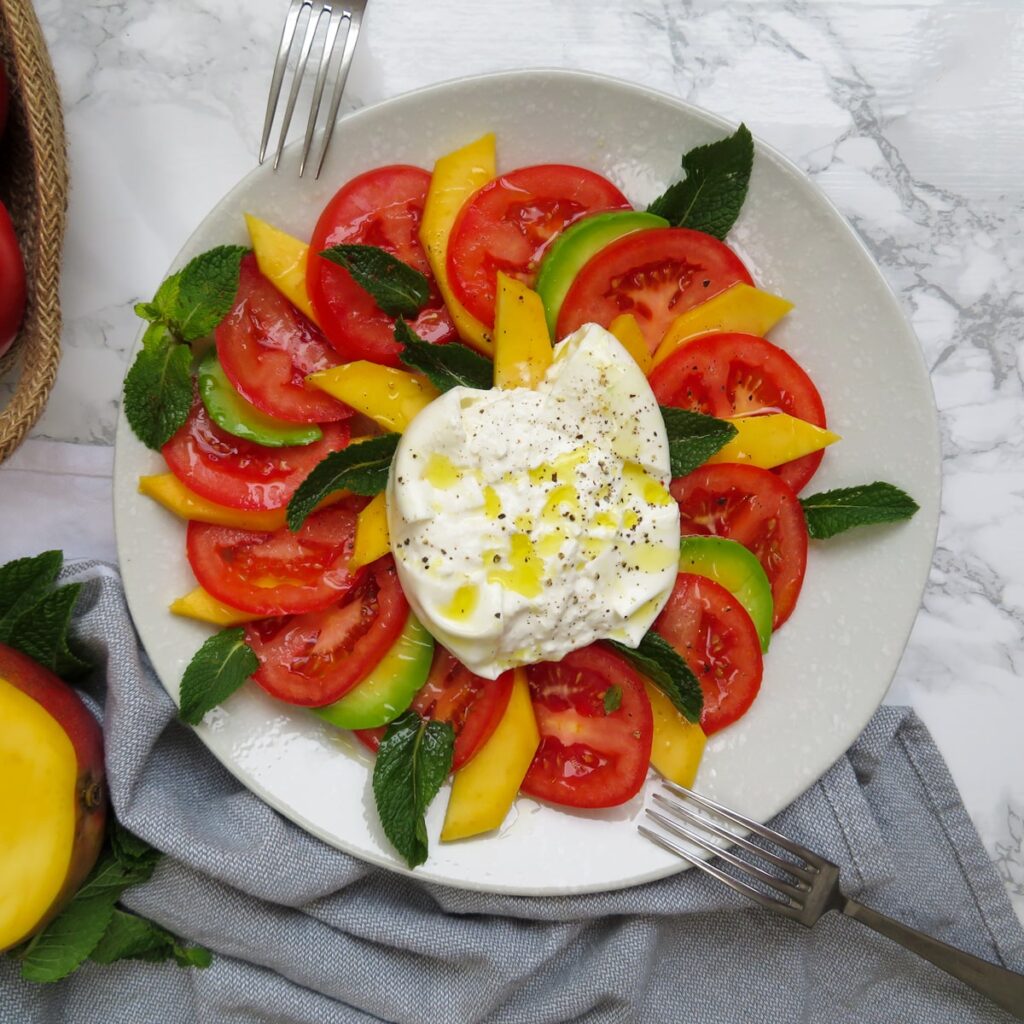 Ensalada de tomate, mango y burrata