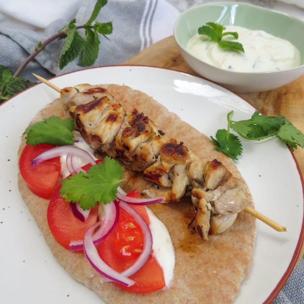 souvlaki de pollo con pan pita y salsa de ajo