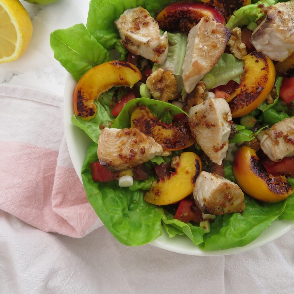 ensalada de nectarinas caramelizadas y bonito