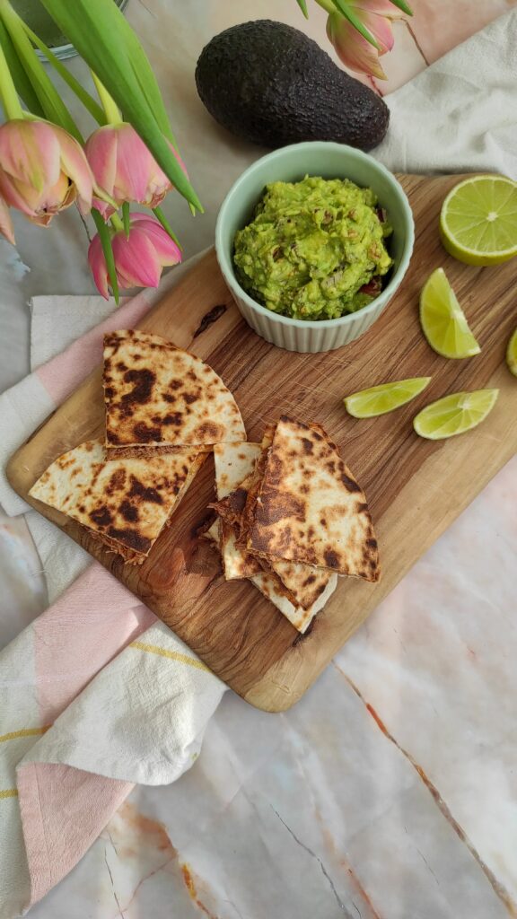 quesadillas de pavo desmechado con guacamole-rootsandcook