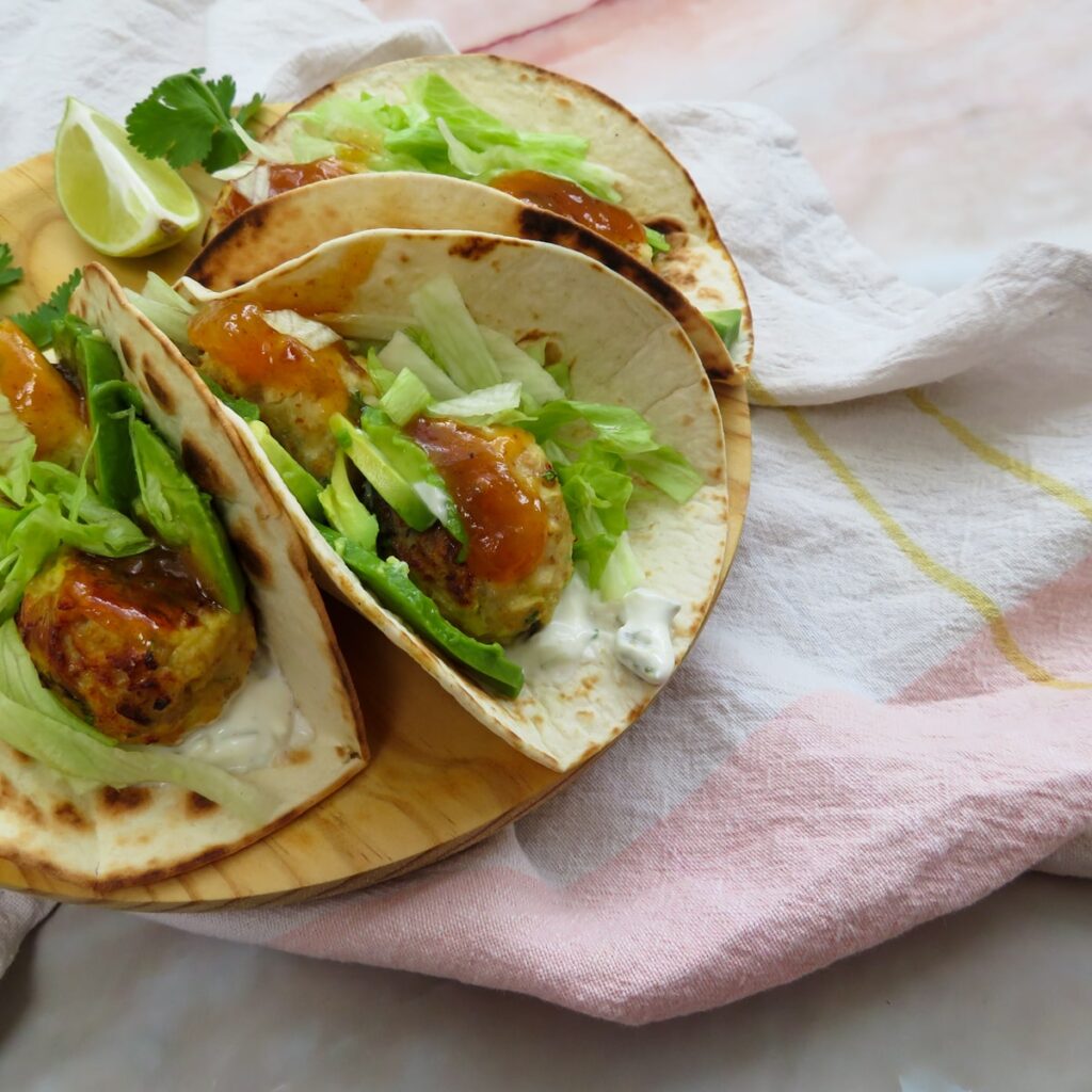 Tacos de albóndigas de pescado con chutney de mango.