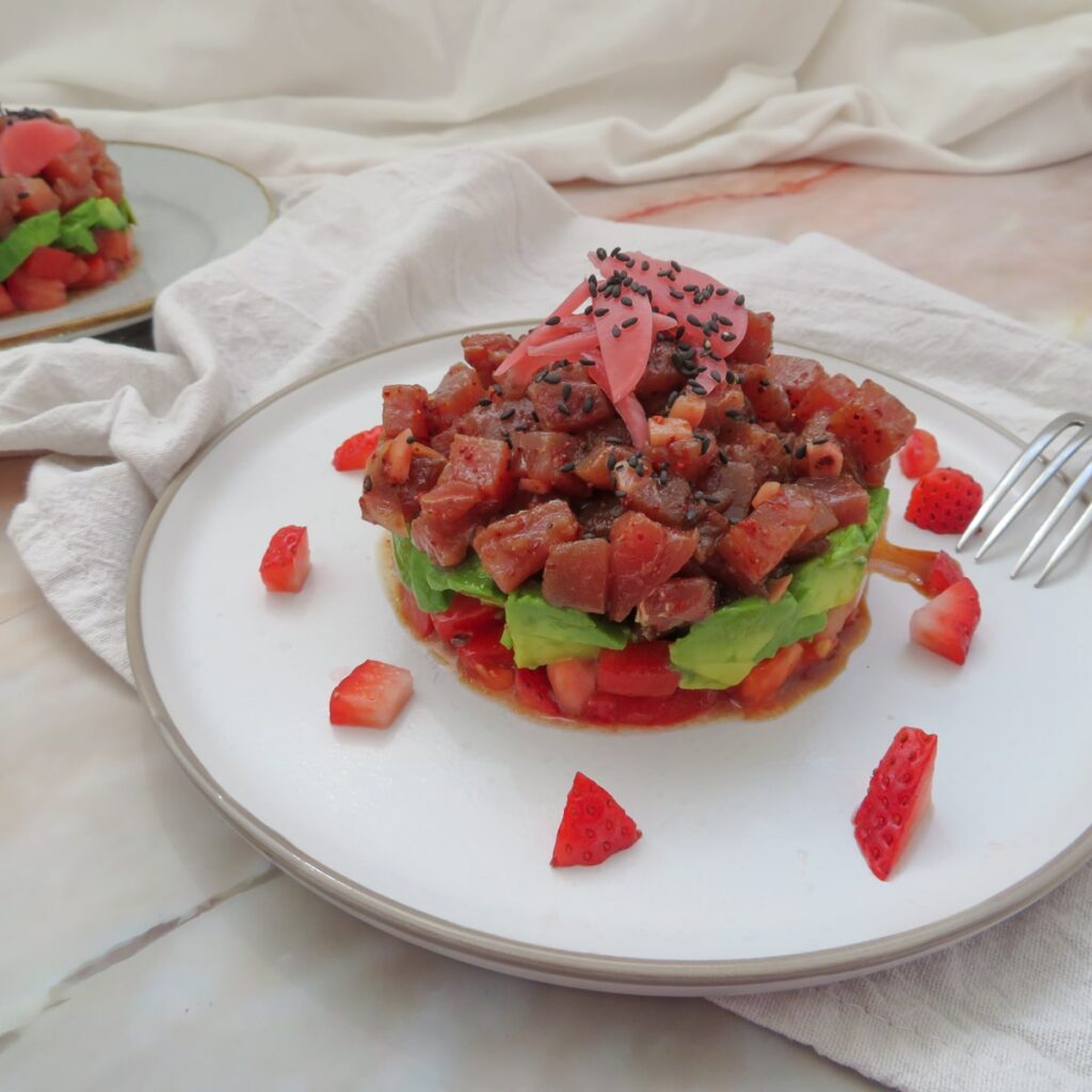 tartar de atun con fresas, tomate y aguacate