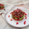 tartar de atun con fresas, tomate y aguacate