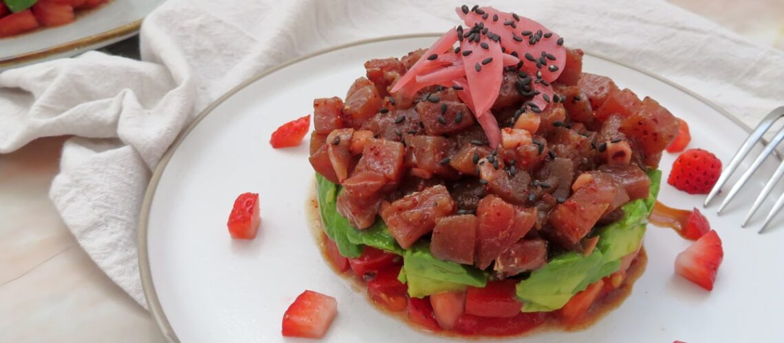 tartar de atun con fresas, tomate y aguacate