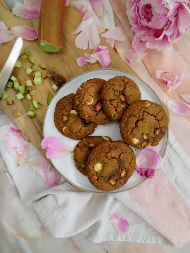 galletas de ruibarbo y chocolate blanco con ruibarbo en daditos