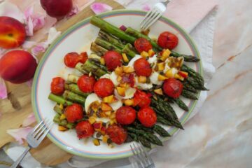 Grilled asparagus with tomatoes and mozzarella