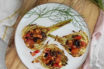 hinojo asado con tomate y aceitunas