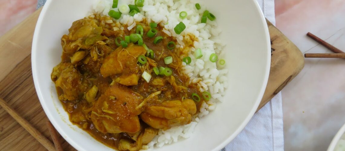 pollo al curry en la olla lenta-rootsandcook