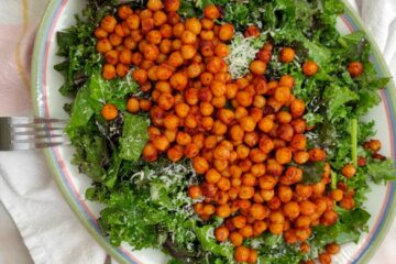 ensalada de kale con garbanzos crujientes-rootsandcook