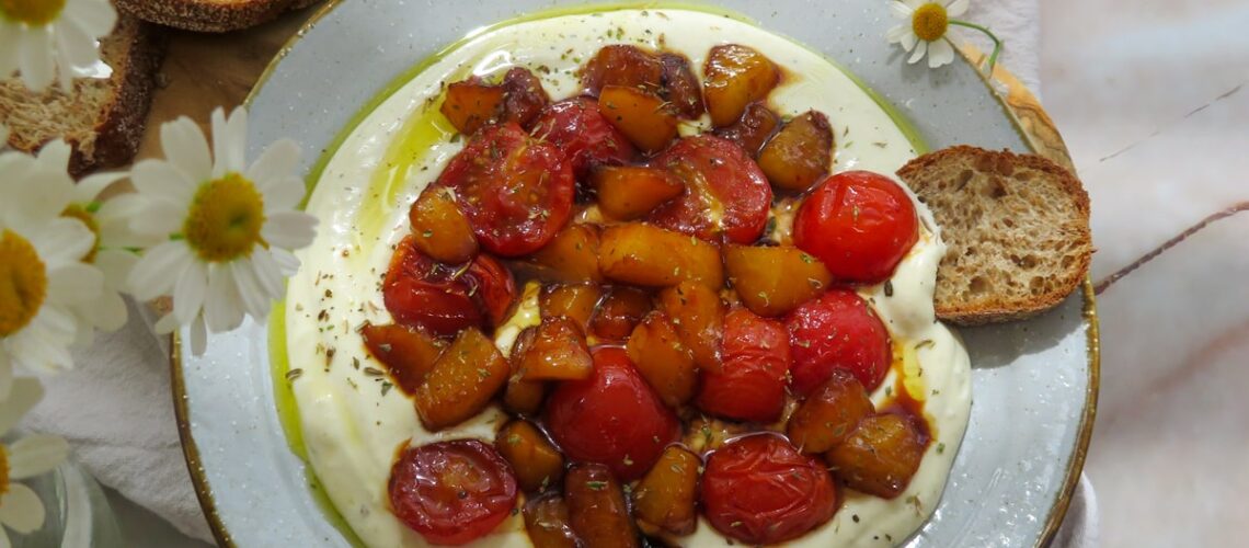 Untable de feta con tomates y melocotón