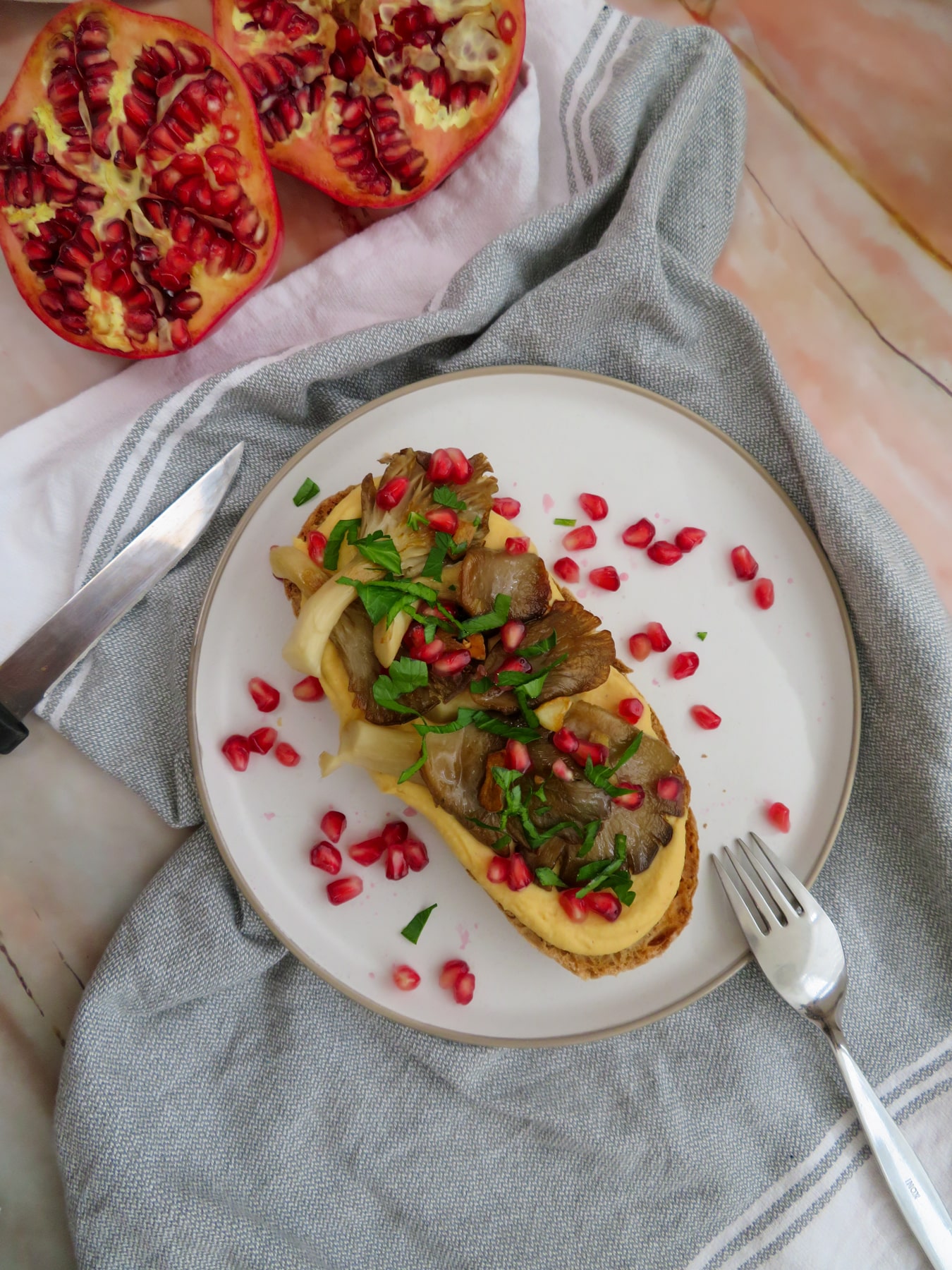 Tostadas De Setas Con Hummus Y Granada - RootsandCook