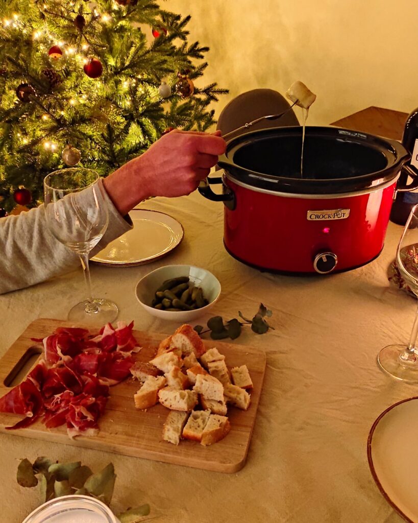 Slow cooker cheese fondue RootsandCook