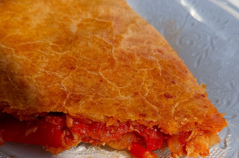 Tuna empanada with easy dough